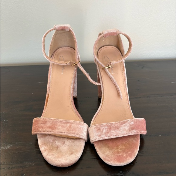 Chic Velvet Women's Heels in Soft Pink - Picture 2 of 4